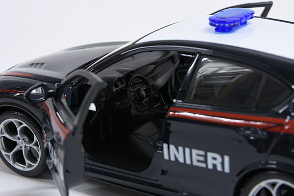 1/24 Alfa Romeo Stelvio Quadrifoglio Carabinieri Miniature Models